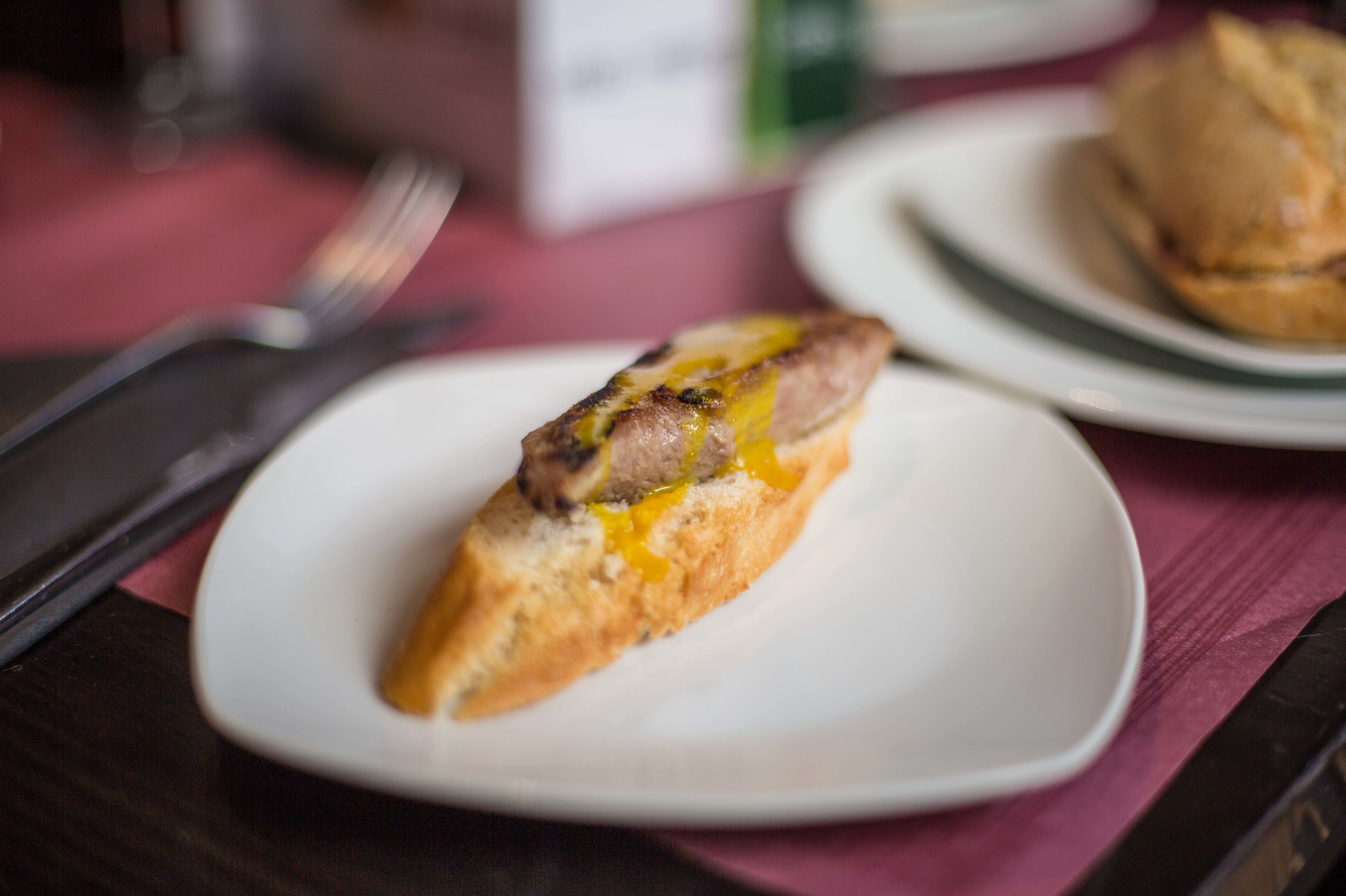 Pincho caliente de secreto ibérico con salsa de miel y mostaza del chef