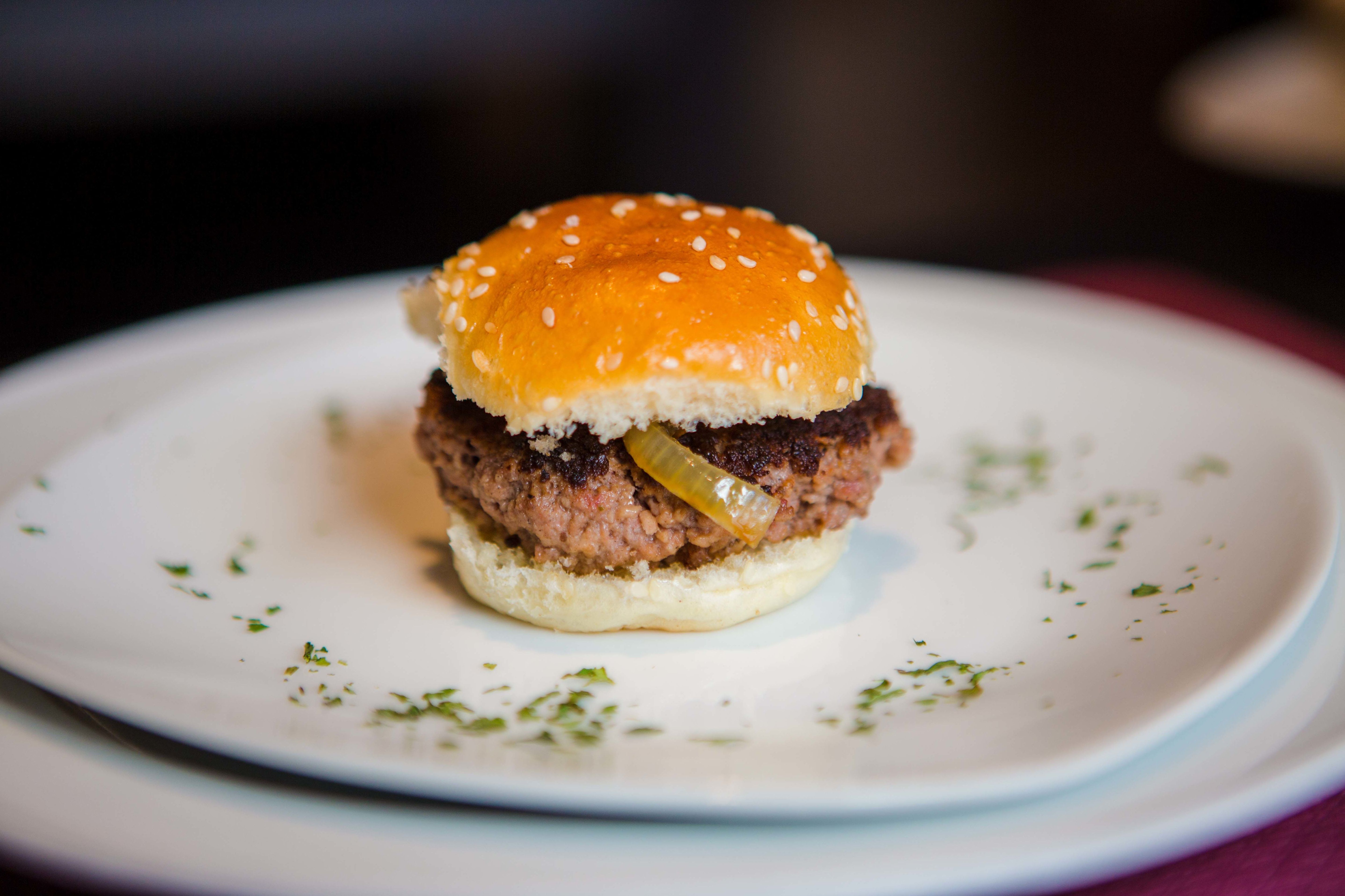 MIni hamburguesa con cebolla caramelizada al bourbon