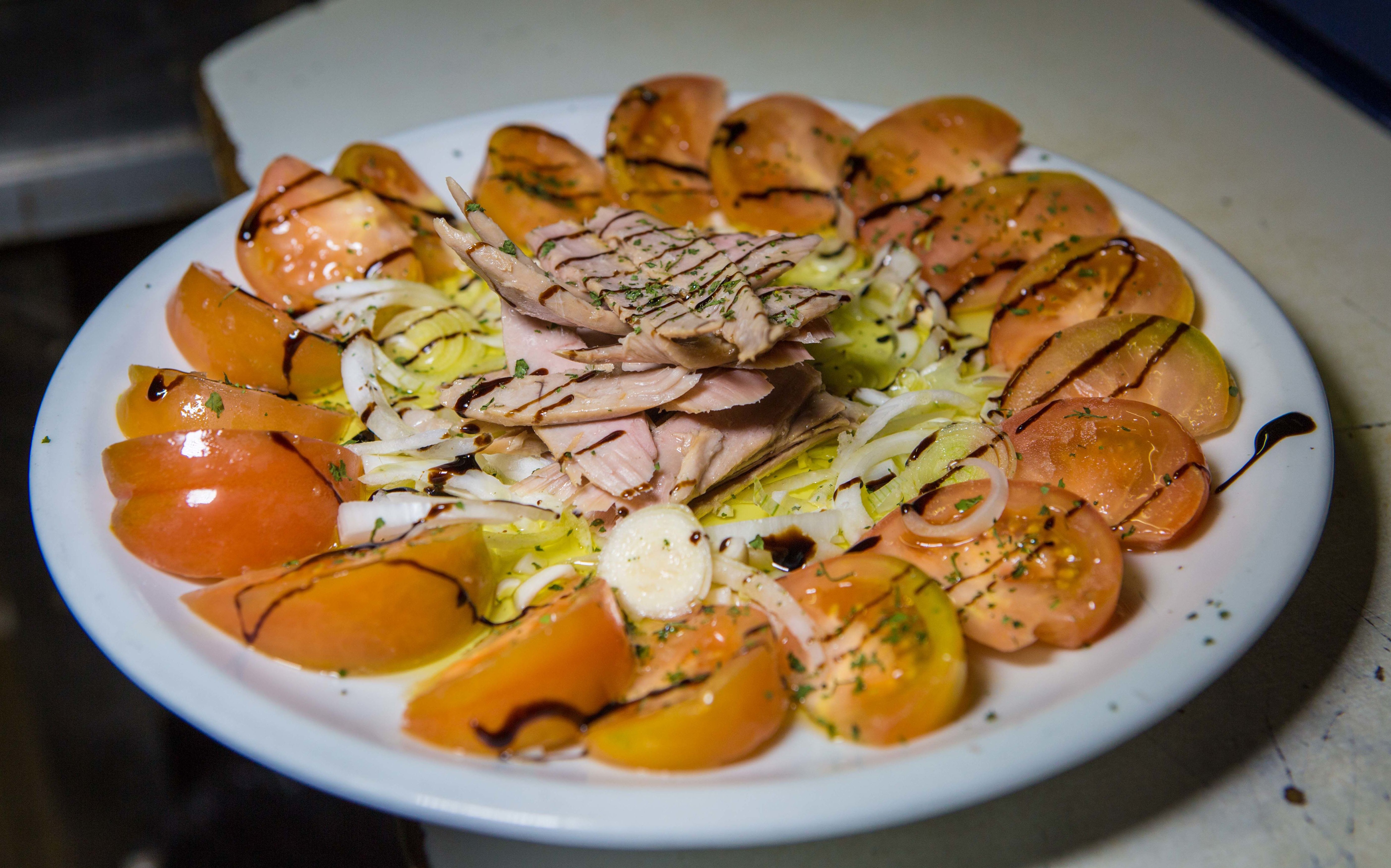 Gajos de tomate pata negra con ventresca y cebolleta