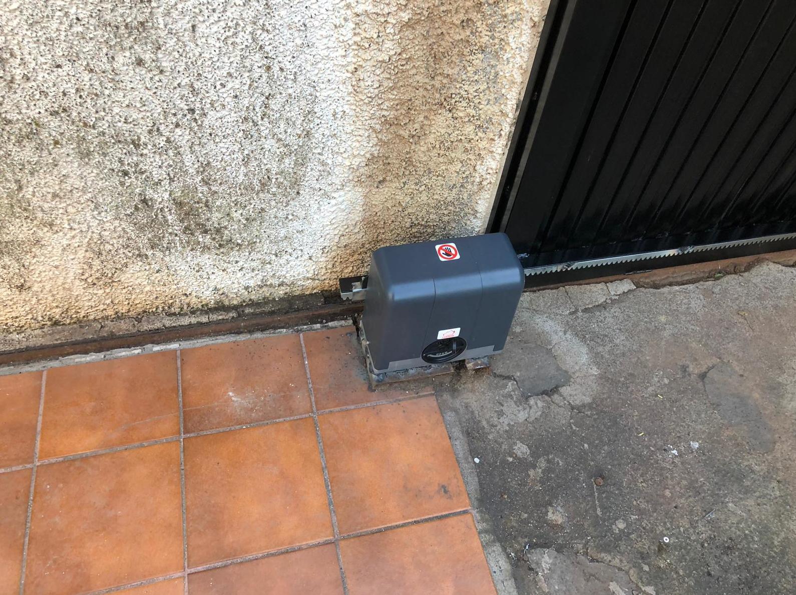 Instalación motor para puerta corredera marca CLEMSA