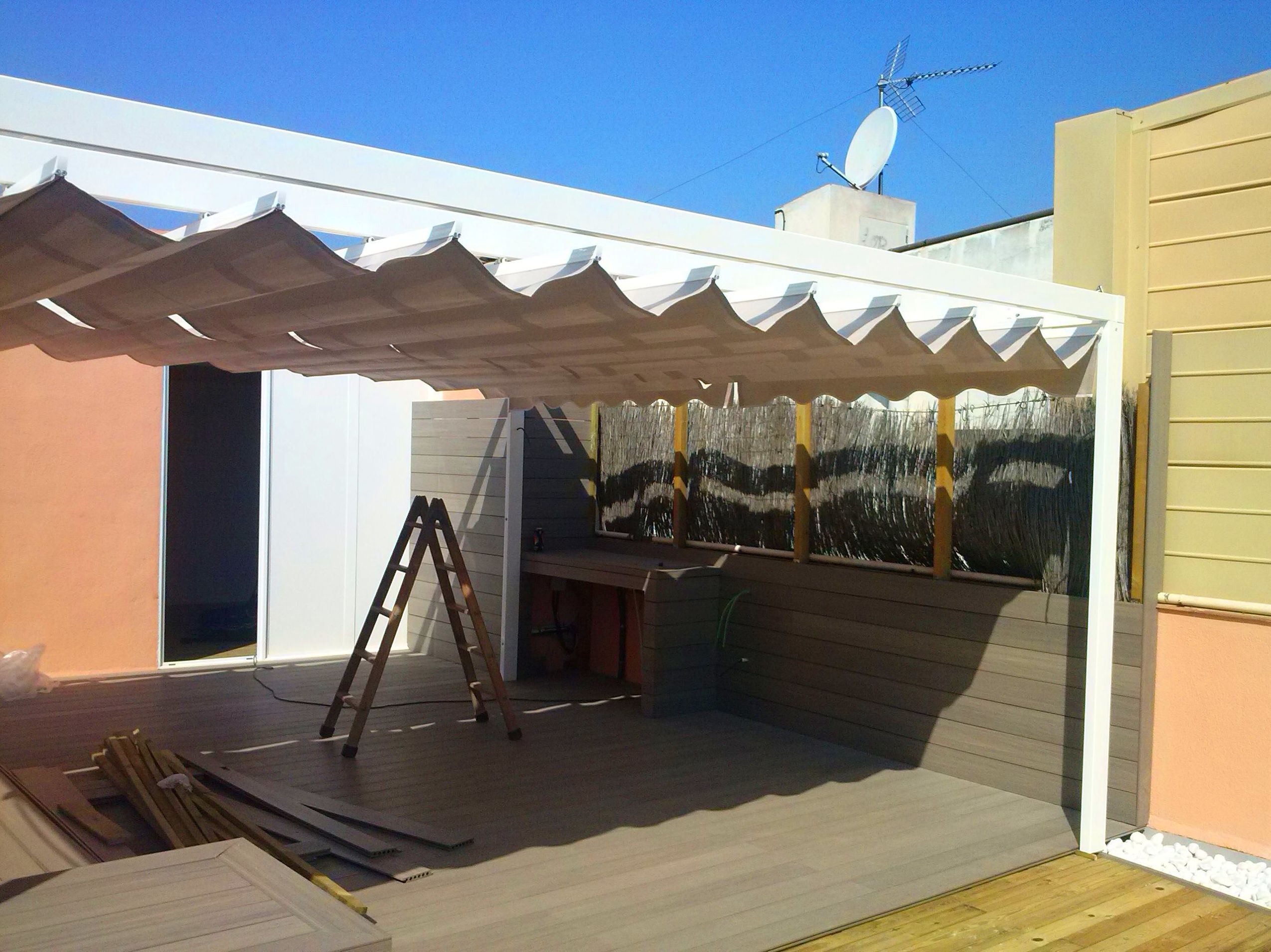 Toldo corredero con dos porterías. tejido lona acrílica.