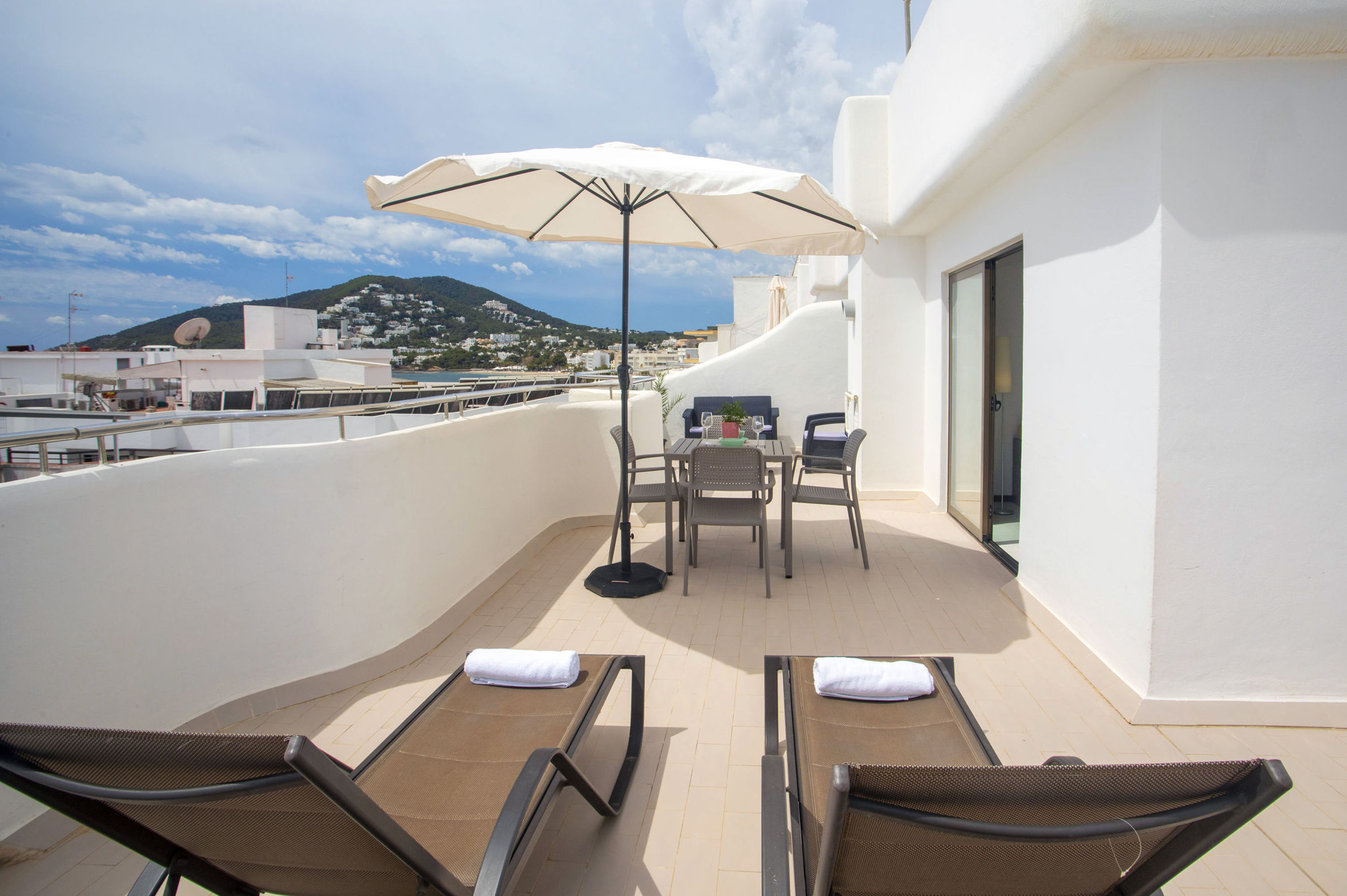 Penthouse 2.    1/4 pers.- vista terraza exterior