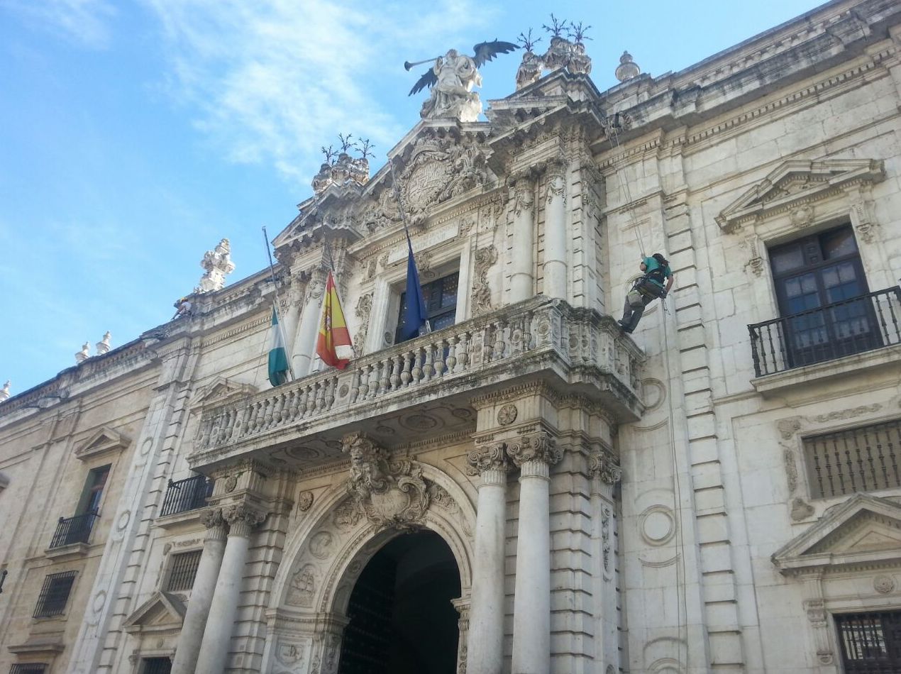 Limpieza de fachada de edificio histórico