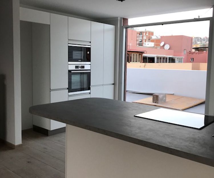 Cocina con muebles de madera color blanco