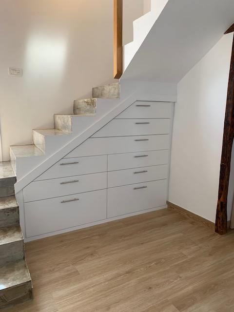 Mueble bajo escalera