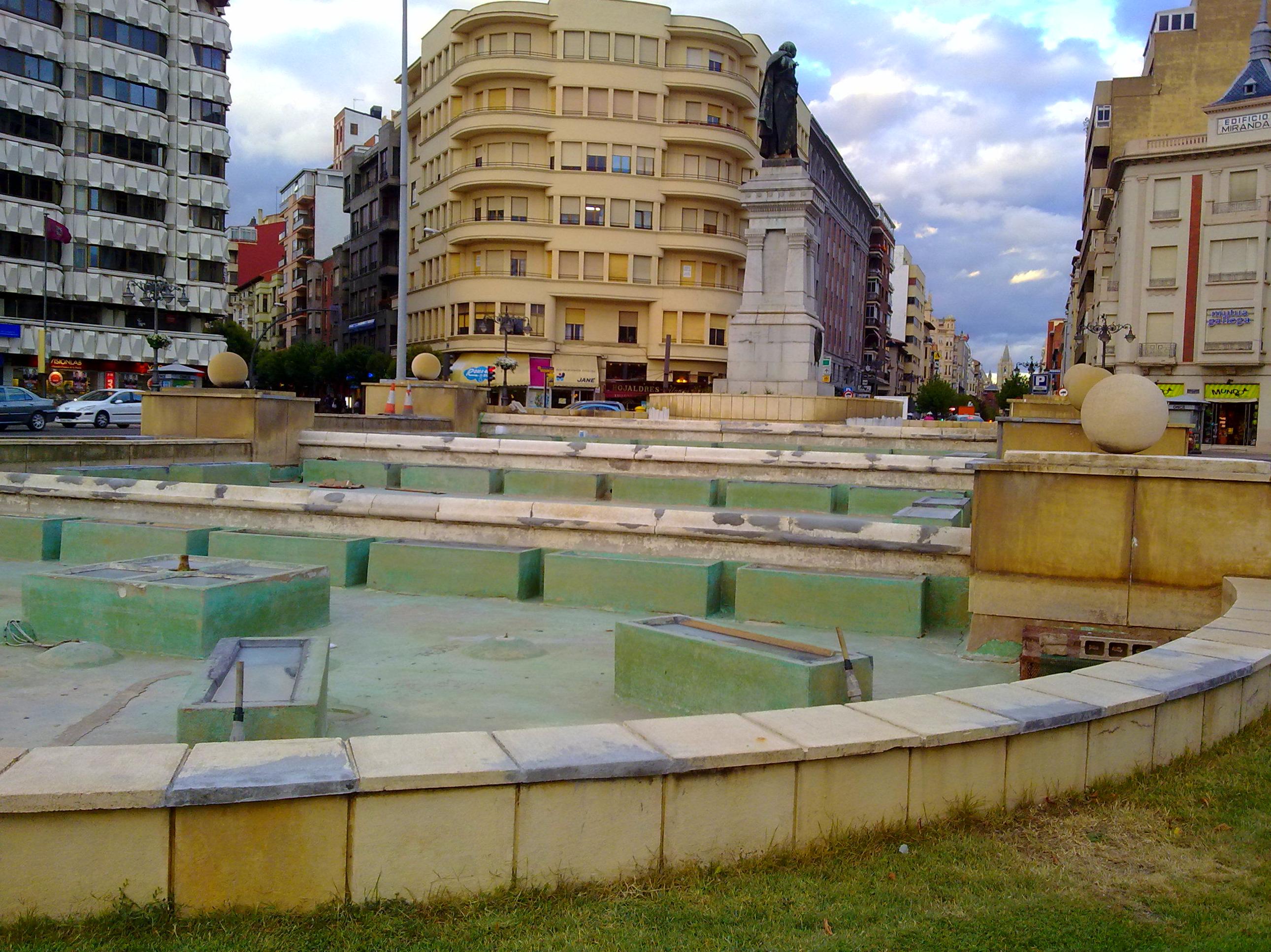 Reparación e impermeabilización de la fuente de la Glorieta de Guzmán El Bueno en León