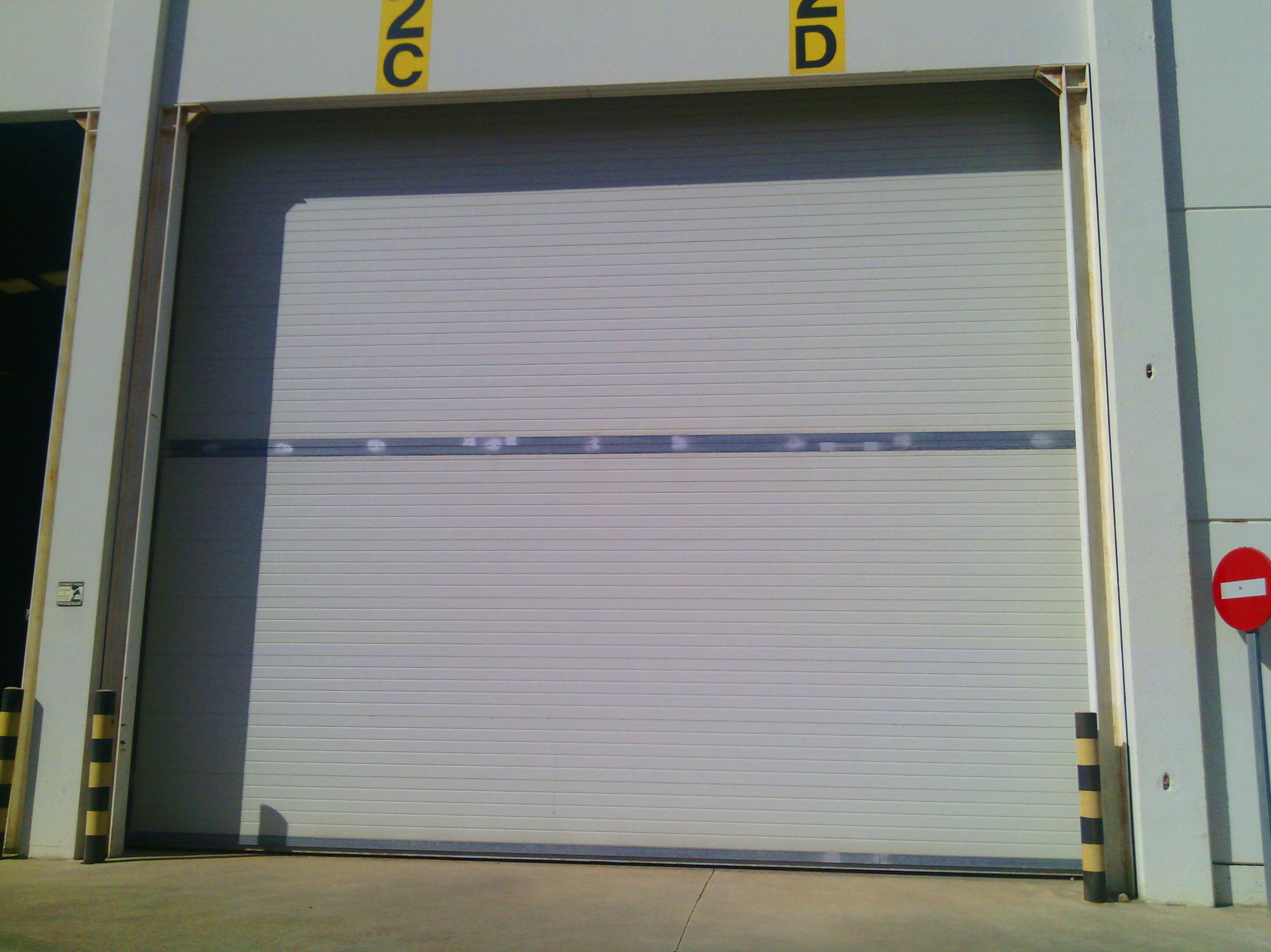 Puerta corredera industrial de panel de sándwich térmico y aislante