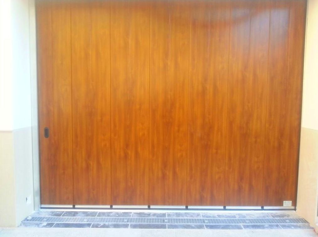 Puerta de garaje corredera lateral seccional con panel de sándwich imitación madera