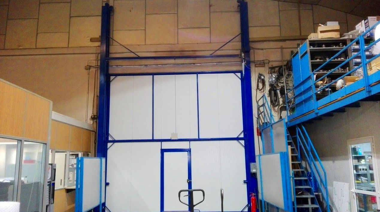 Puerta automática de guillotina industrial de panel