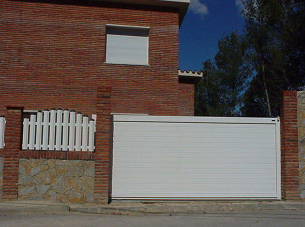Puerta corredera de aluminio lisa y valla de barrotes combinada