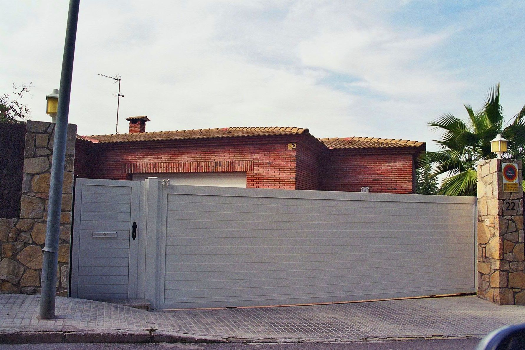 Puerta Corredera y Peatonal de aluminio blanco