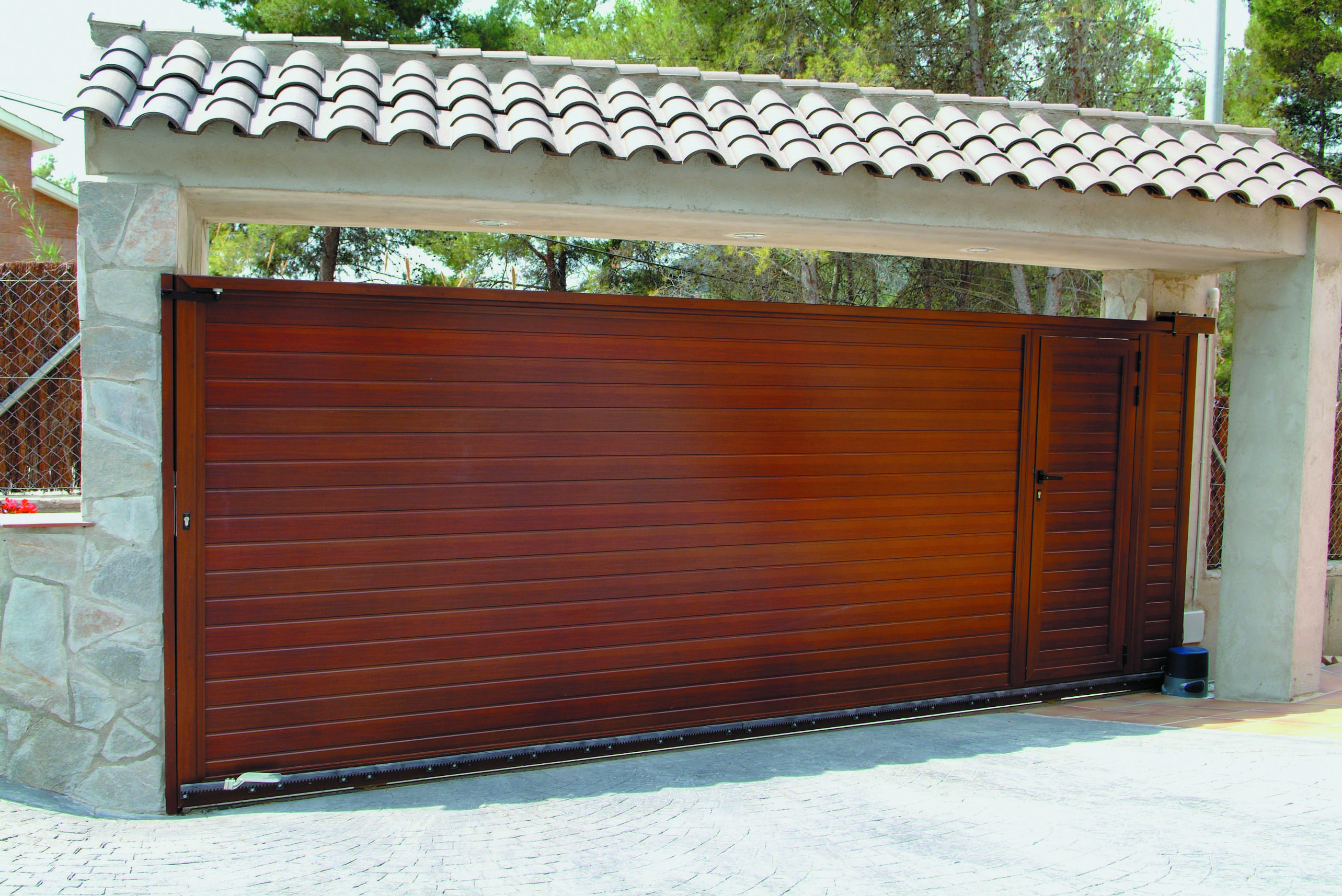 Puerta Corredera de aluminio con peatonal incorporada imitación madera