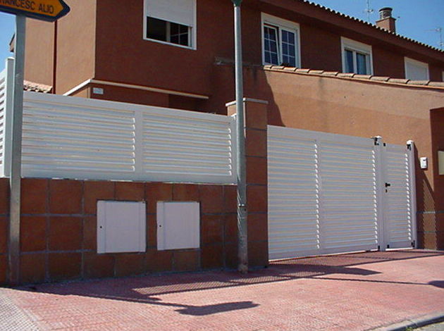 Puerta y valla de aluminio lama vierte aguas mallorquina horizontal