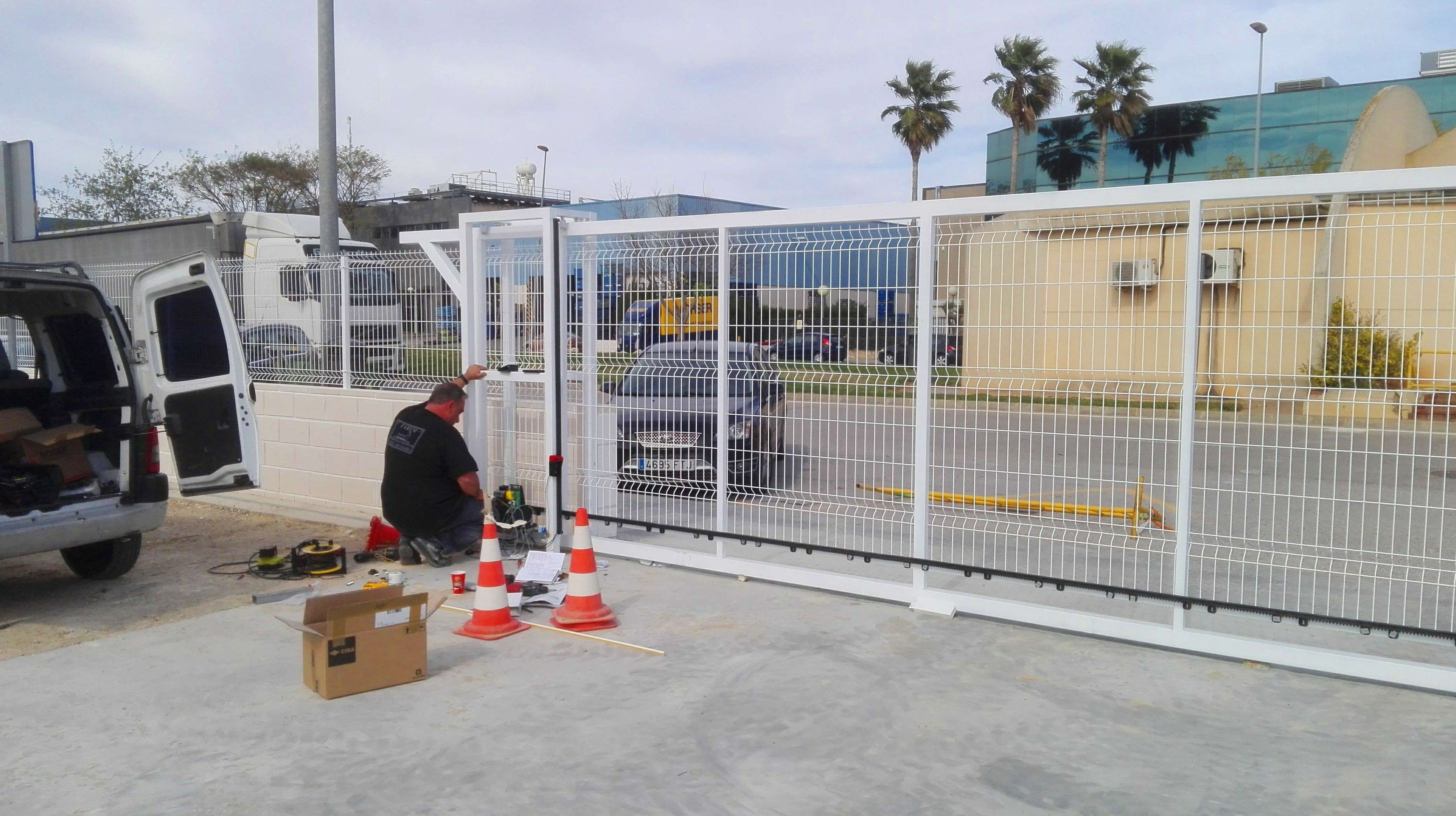 Automatización de Cancela corredera de malla metálica blanca en Almussafes