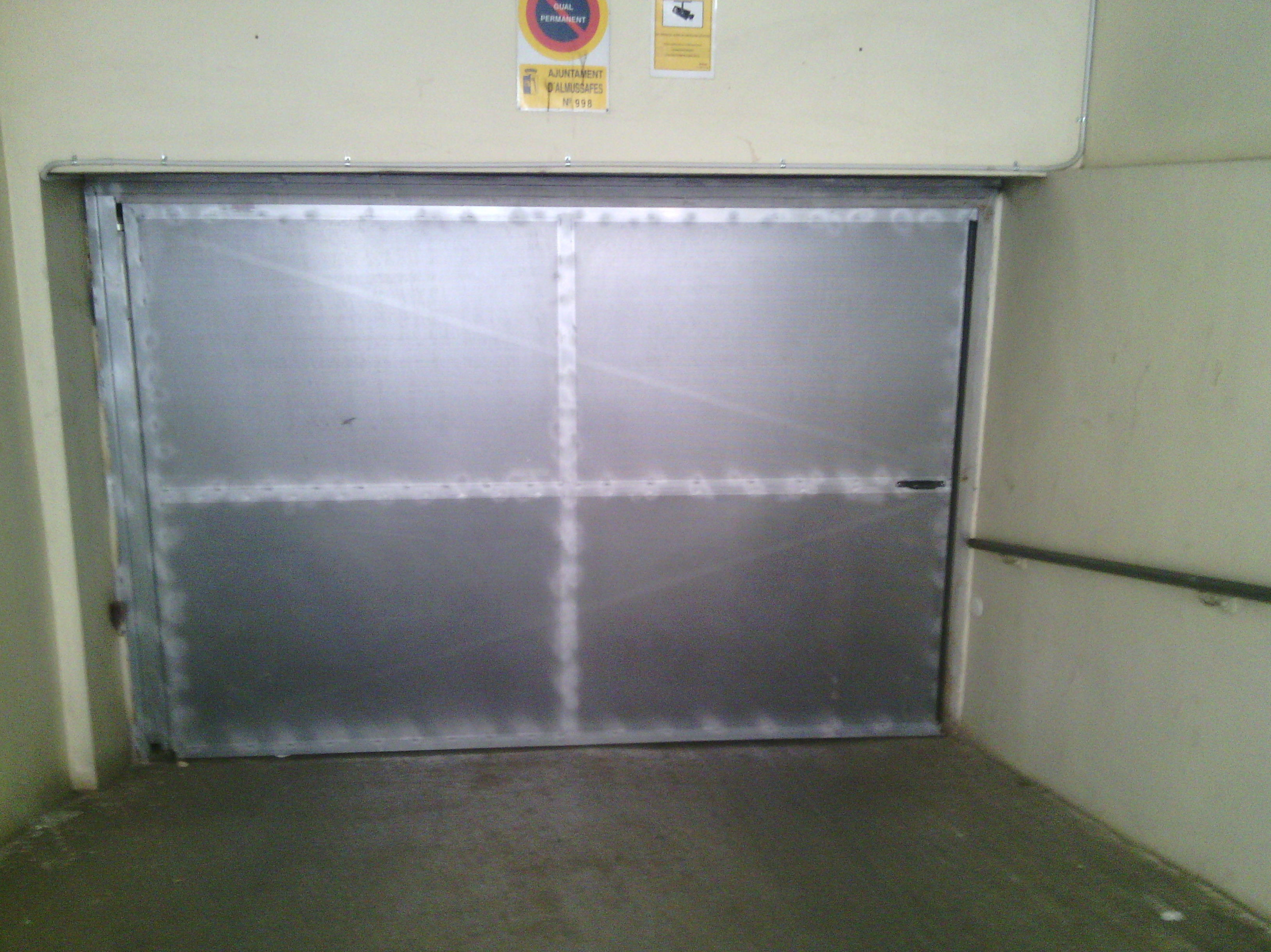 Puerta Batiente de Comunidad de chapa micro perforada galvanizada