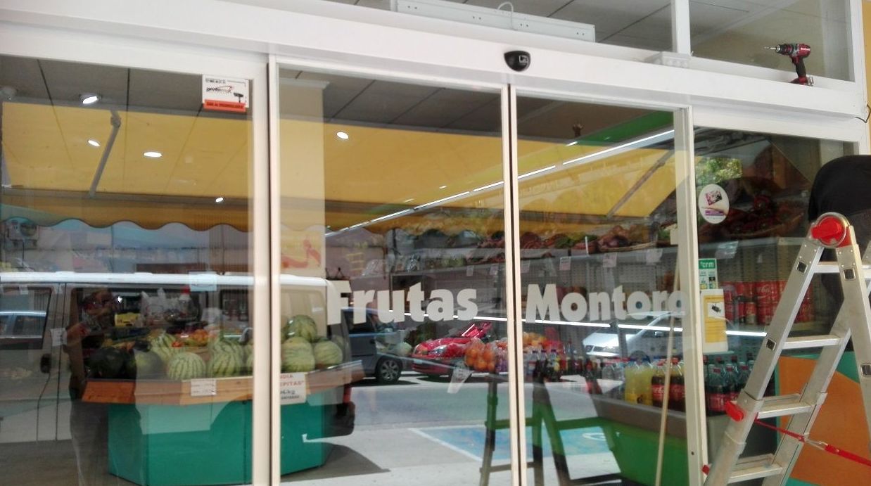 Puerta automática cristal de 2 hojas perfiladas