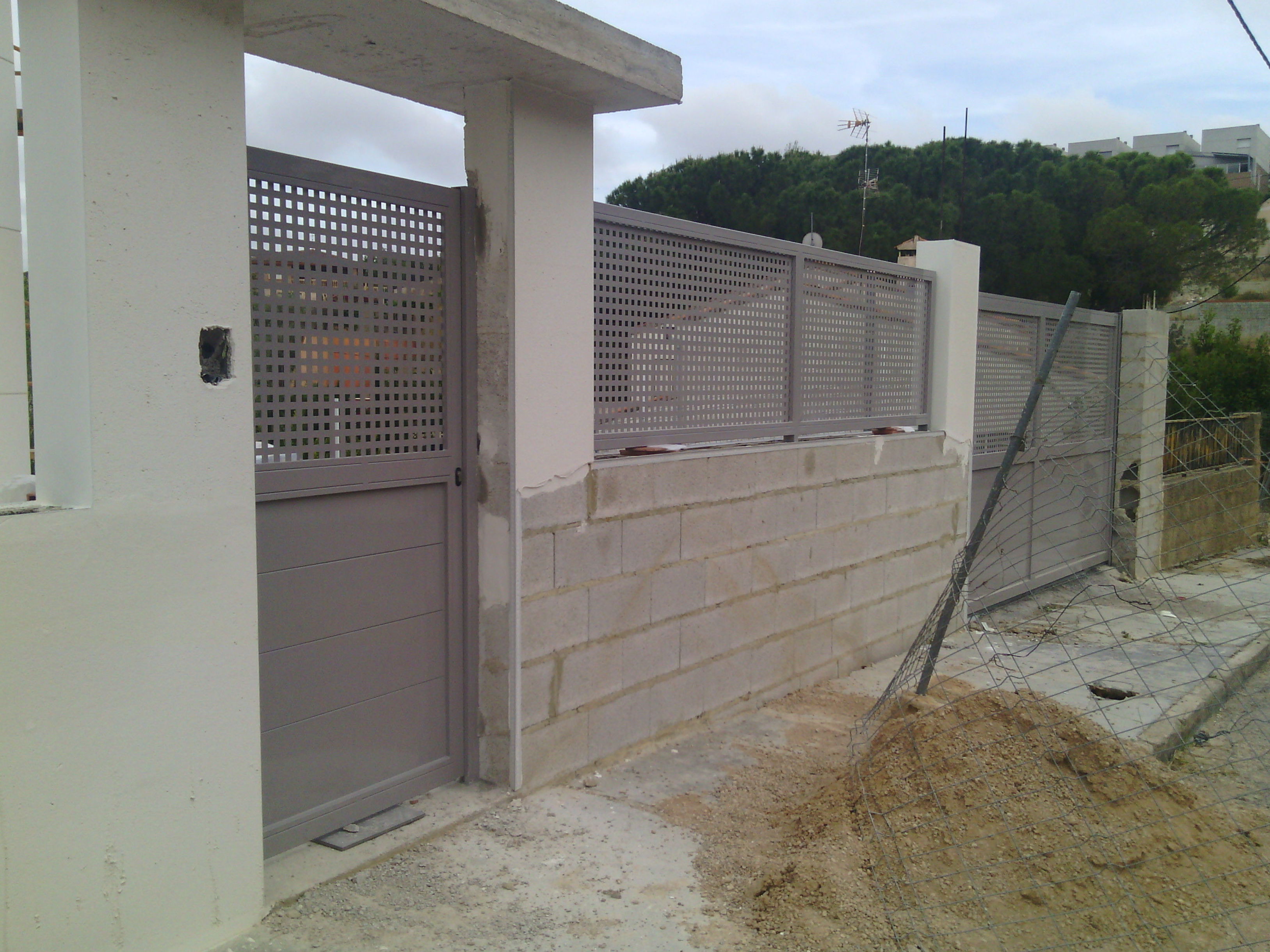 Puertas y vallas de chapa galvanizada y pintadas al horno