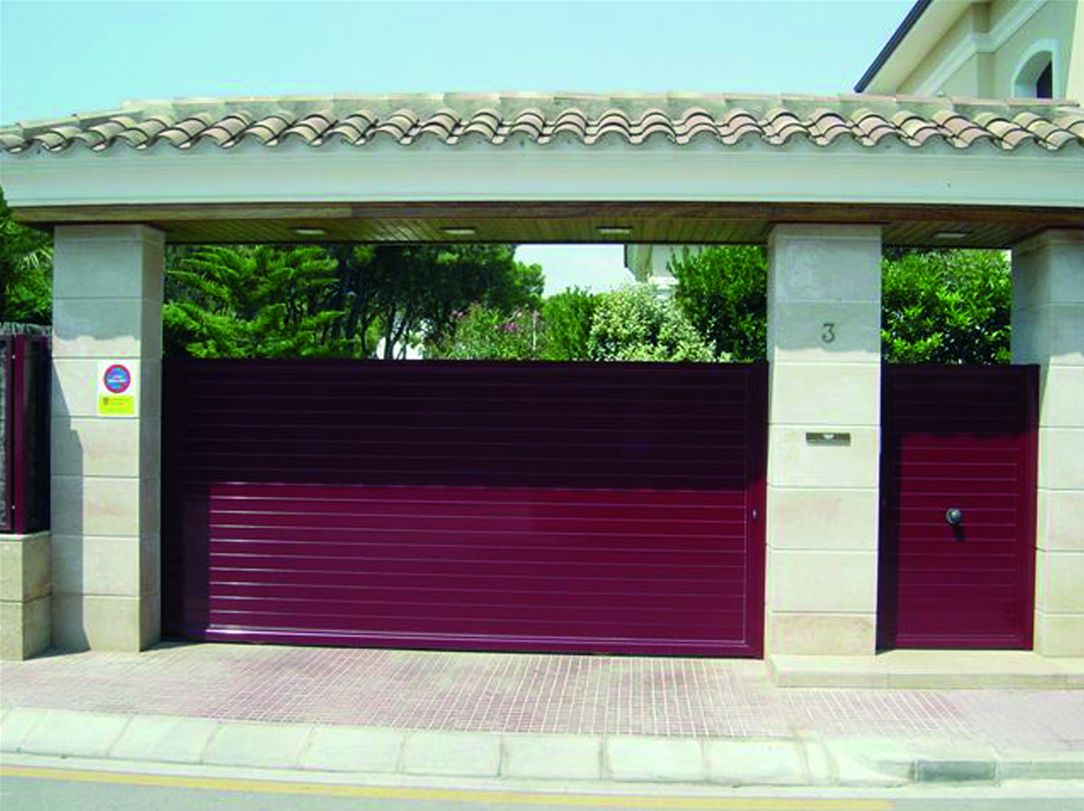 Puerta corredera y peatonal de aluminio de lamas lisas