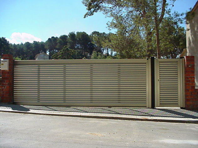 Puerta Corredera de aluminio lamas vierteaguas tipo mallorquina imitación inoxidable