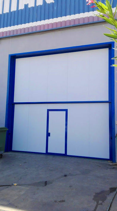 Puerta automática guillotina industrial de panel