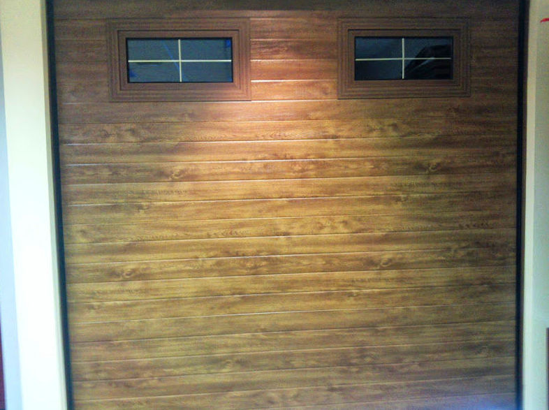 Puerta Seccional imitación madera ventanas batientes