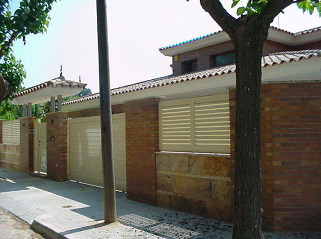 Puerta corredera y Valla de aluminio