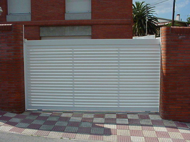 Puerta corredera de aluminio lama vierte aguas horizontal