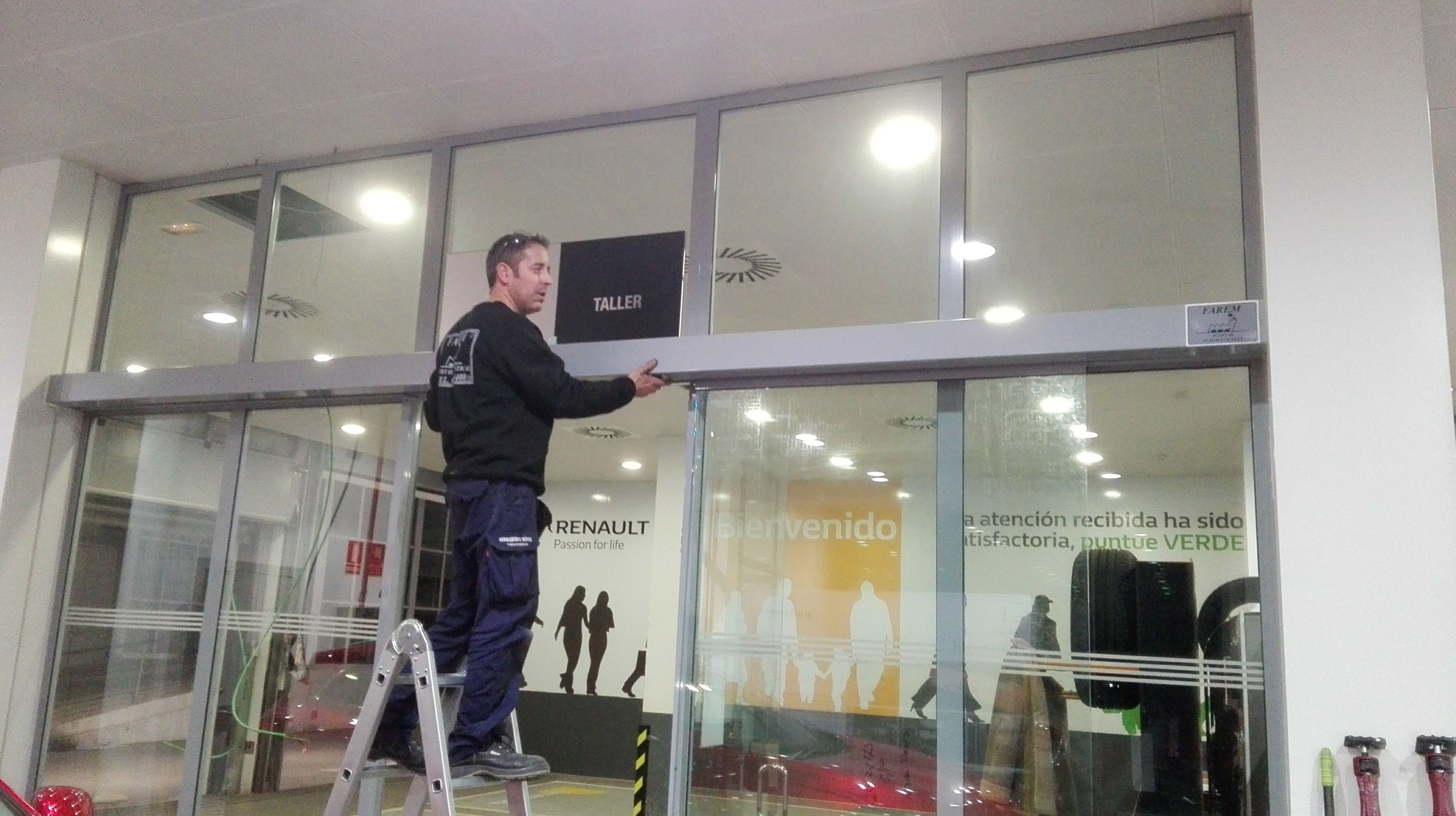 Montaje de mecanismo y tapa cobertor de puerta automática de cristal corredera