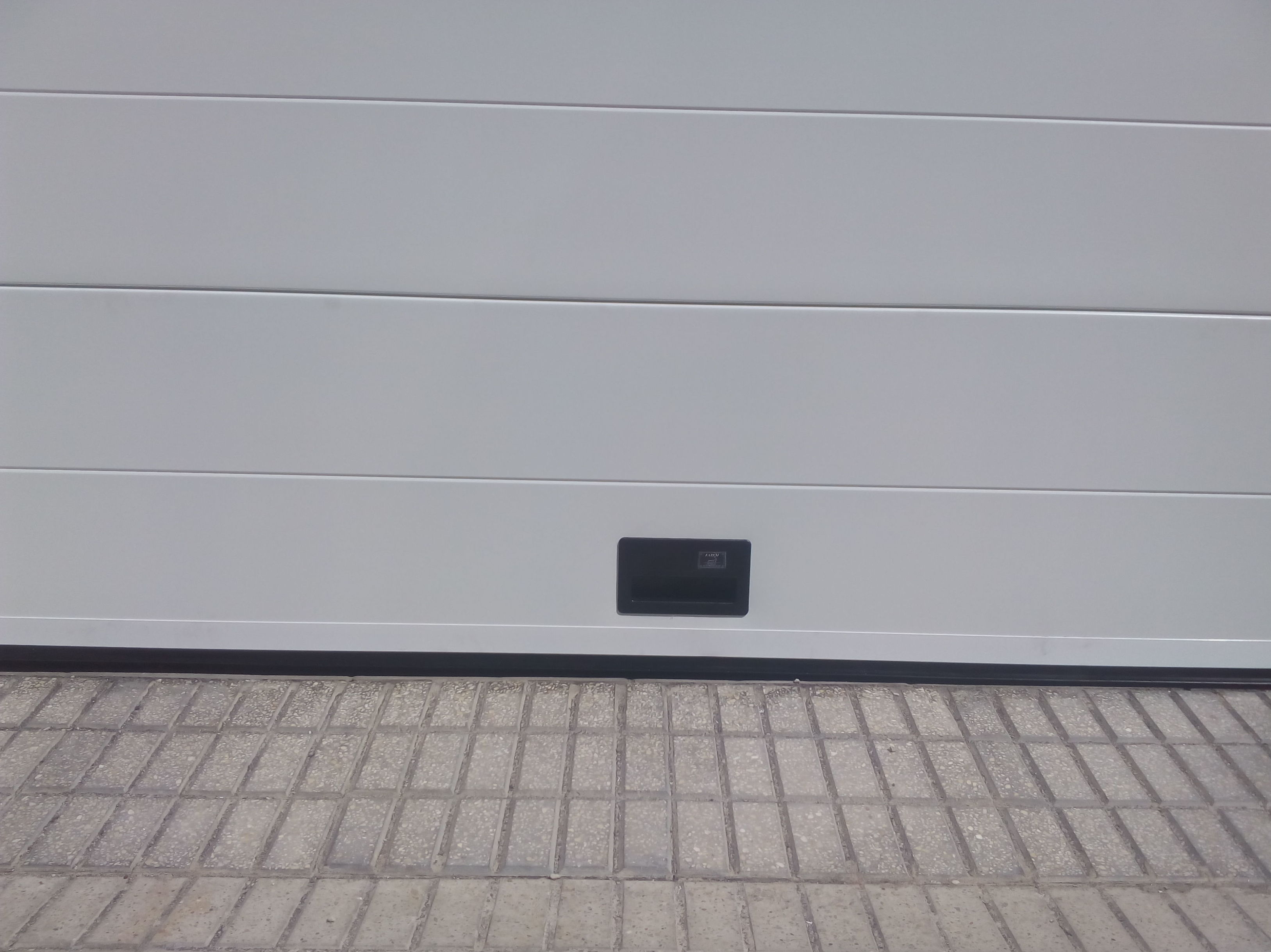 Puerta seccional automática panel liso inferior