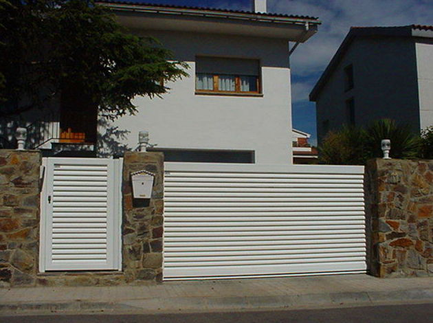 Puerta corredera y peatonal de aluminio tipo mallorquina