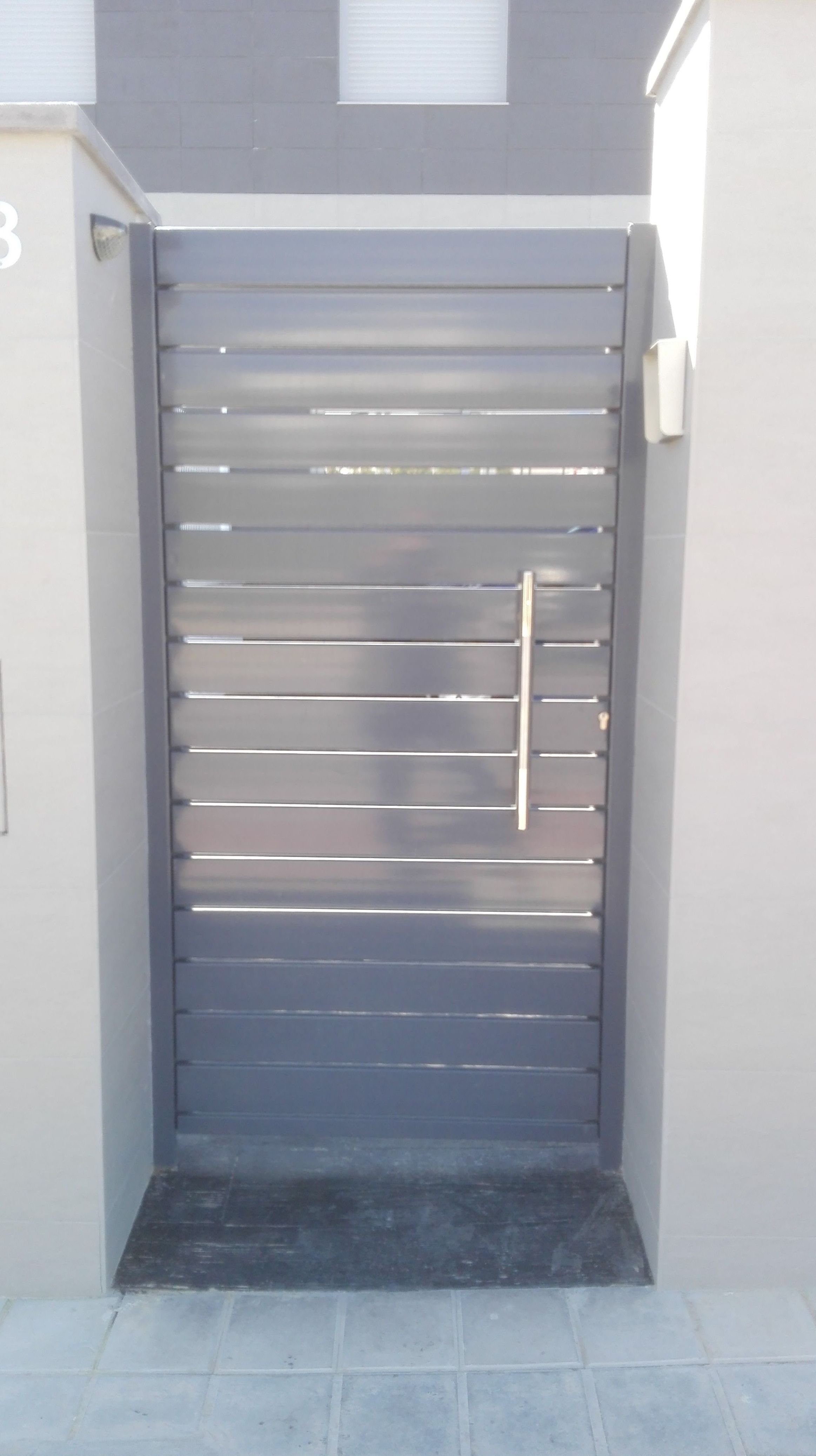 Puerta peatonal de aluminio lacada tirador inoxidable