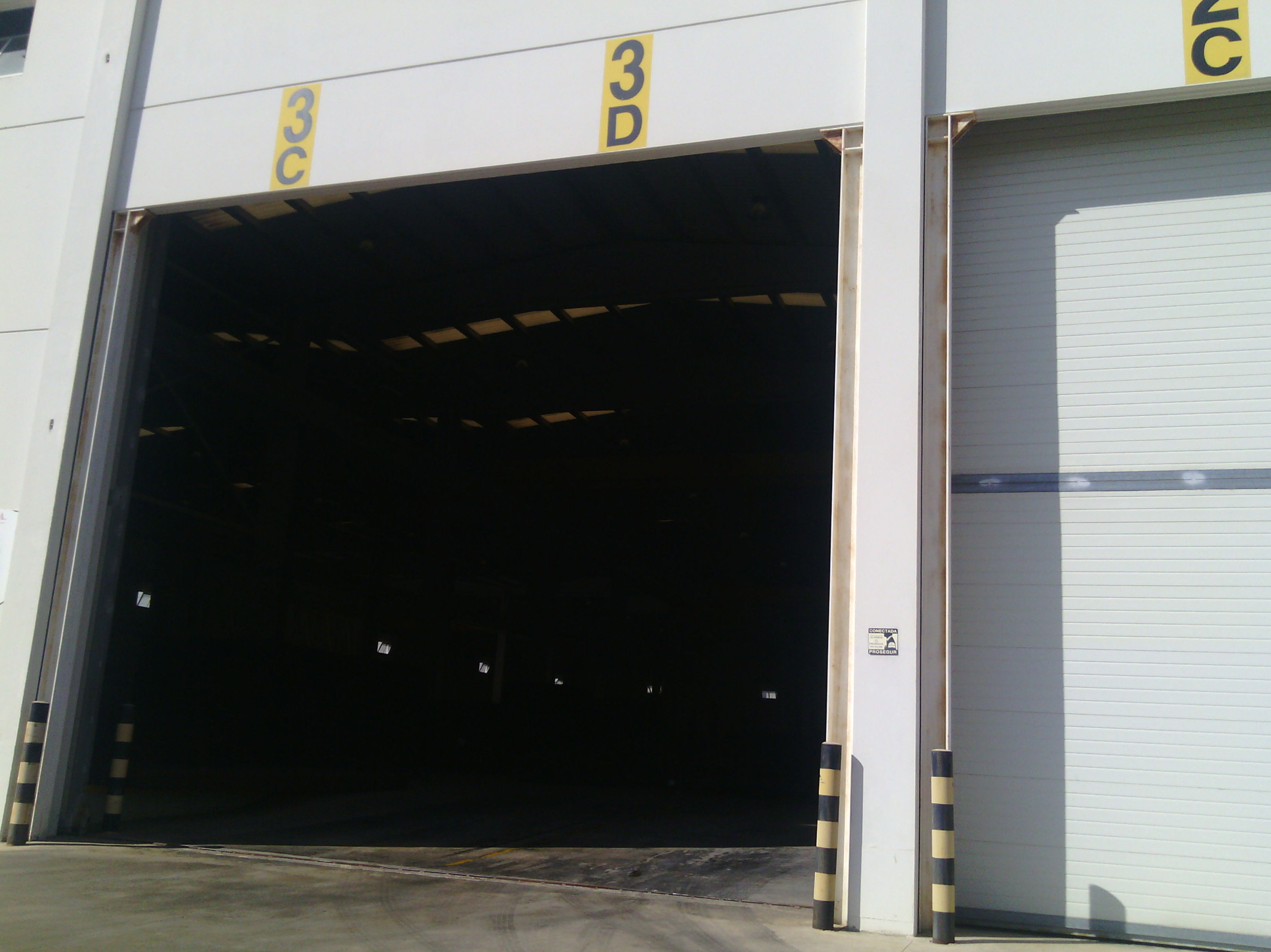 Puerta corredera industrial con panel de sándwich térmico y aislante