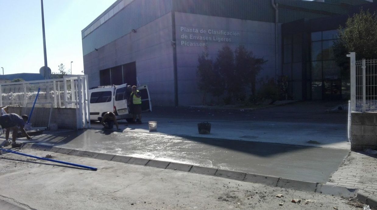 Preparación de obra para cancela corredera automática industrial