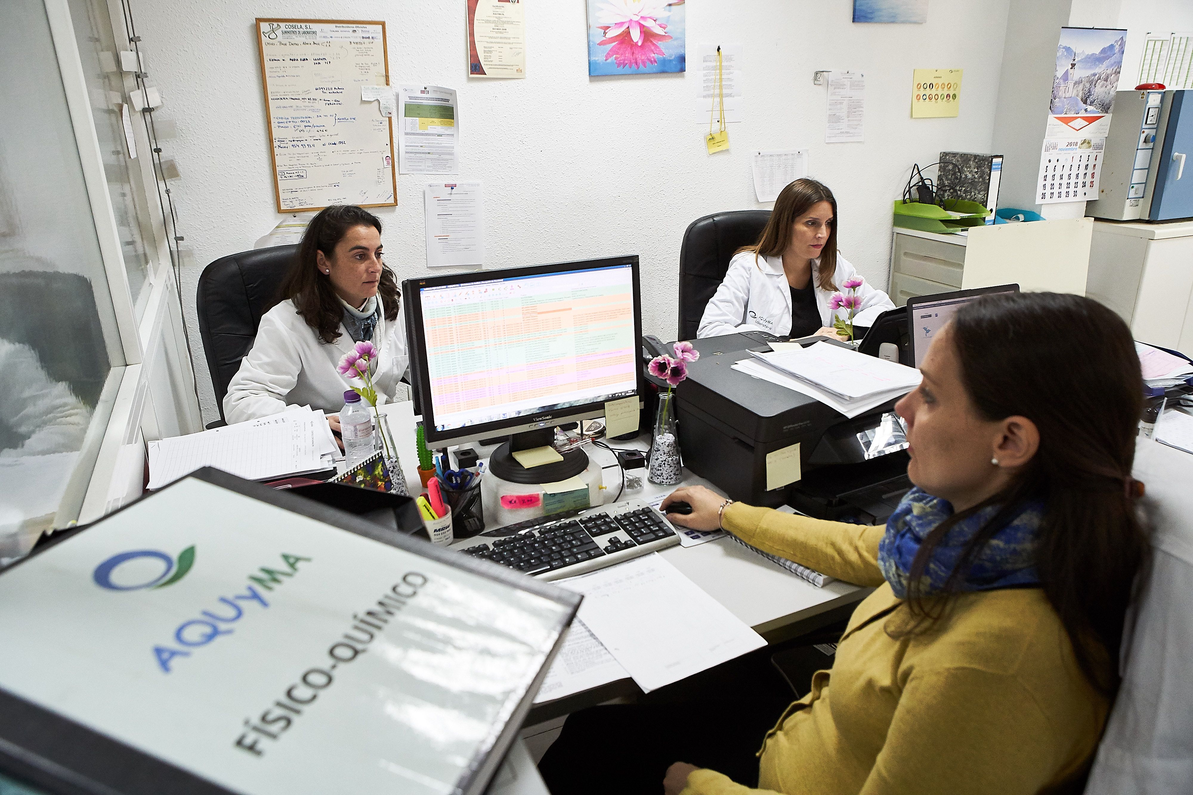 Trabajadoras en despacho