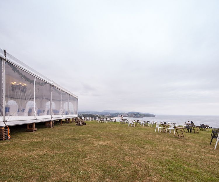 Carpa para boda con mesas exteriores