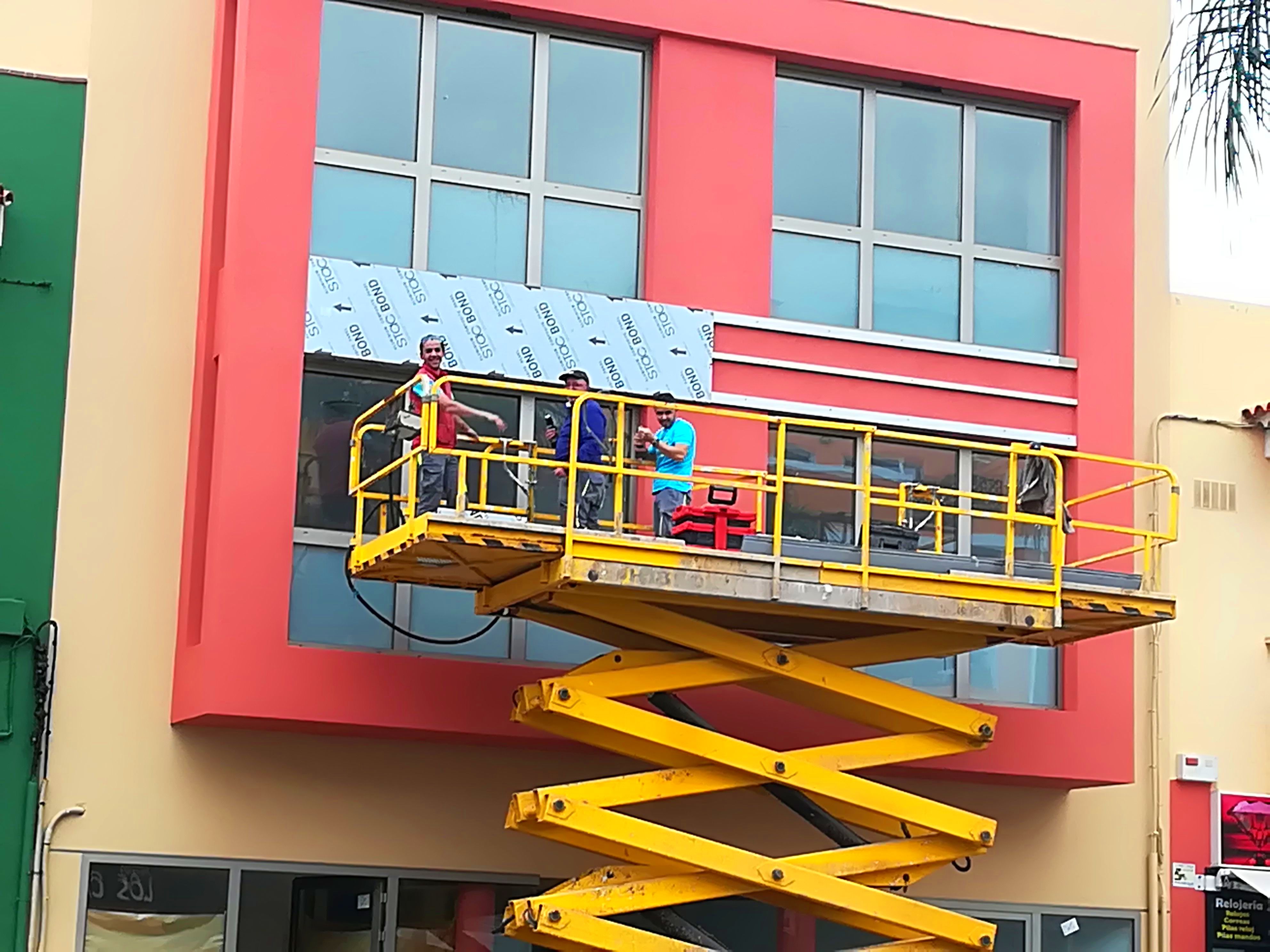 Fachada con ventanas en aluminio COR.60, ahora colocando  Stacbon