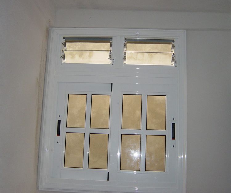 Ventana de aluminio con fijo superior