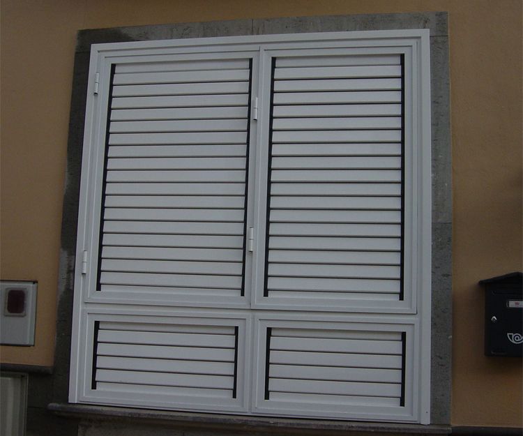 Ventana de aluminio con láminas