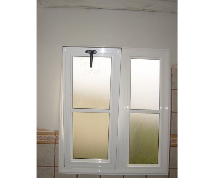 Ventana de aluminio con dos hojas oscilobatientes