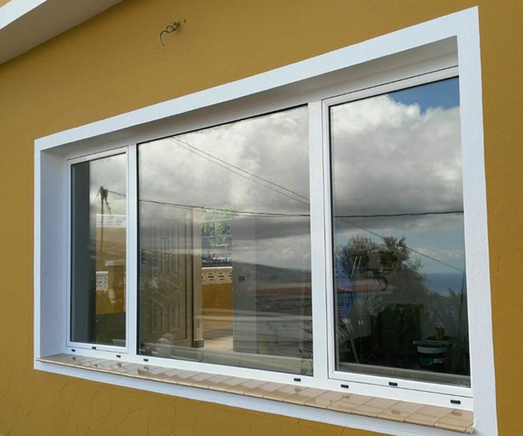 Ventana de hojas correderas realizada en aluminio