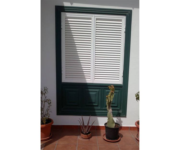 Ventana con láminas de aluminio