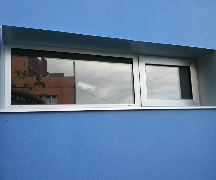 Amplio ventanal de aluminio en vivienda