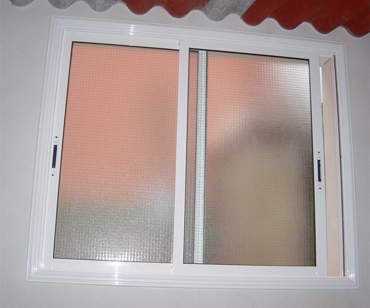 Ventana de aluminio con puertas correderas