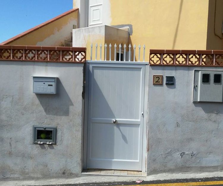 Puerta de aluminio para acceso a vivienda