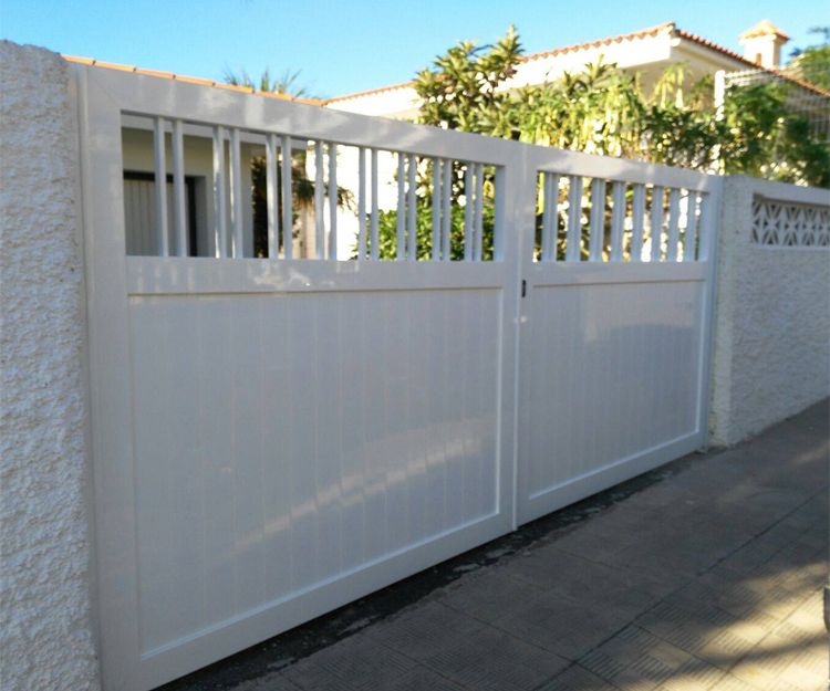 Fabricación de puertas de acceso de aluminio blanco