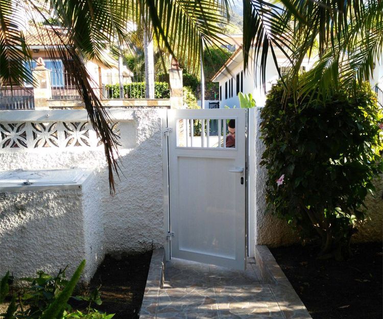 Puerta de aluminio blanco de acceso a chalé