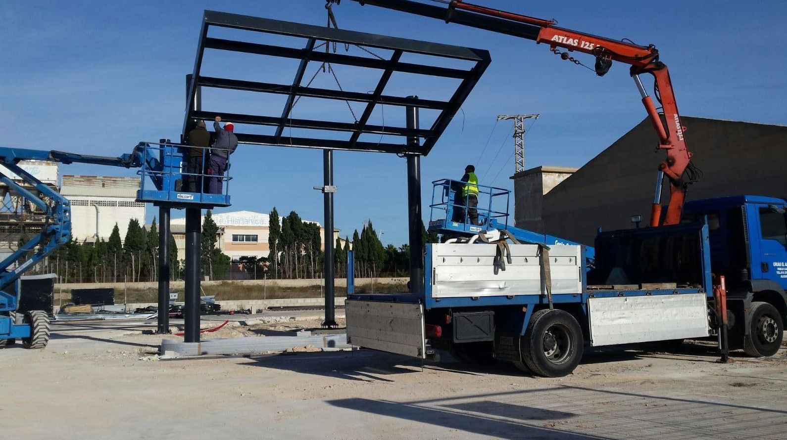 Montaje de estructura en gasolinera en Avda. de Elche