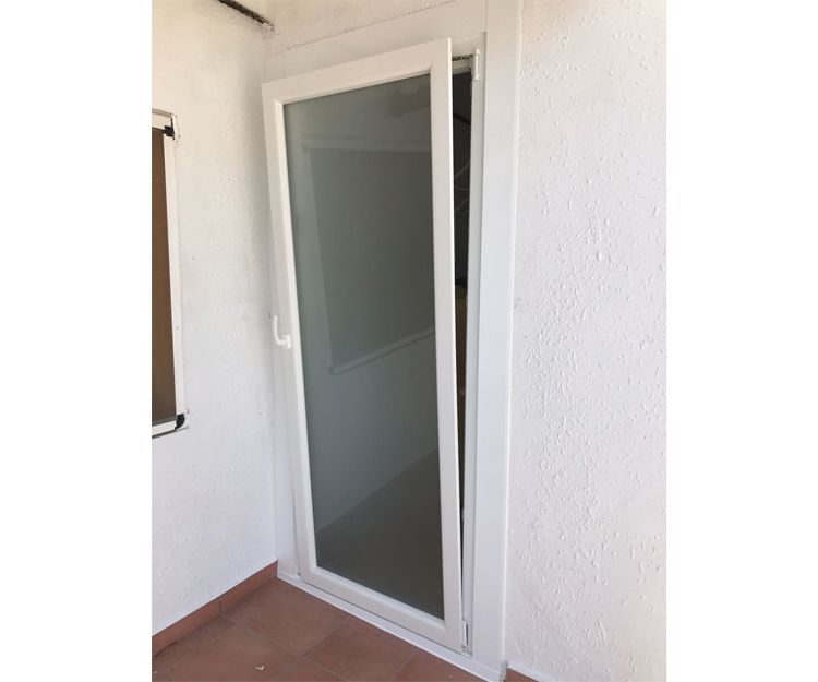 Puerta de apertura exterior con oscilo en PVC en Zaragoza