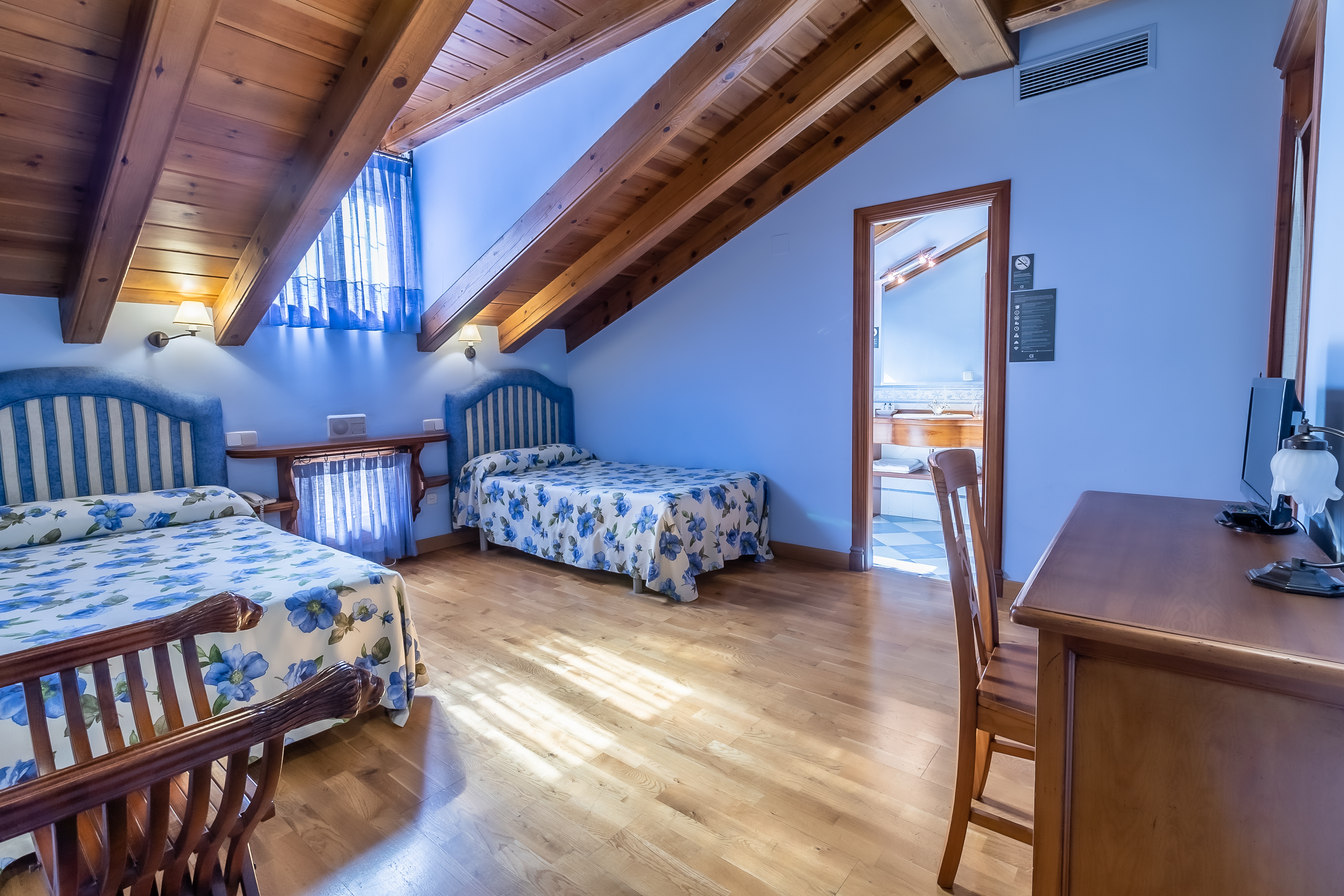 Double room in Sepúlveda. Please provide the check-out in . format.