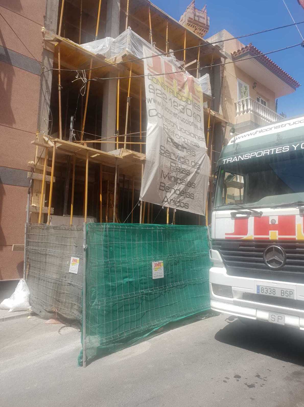 Edificio en construcción, dos viviendas y garaje, en Playa San Juan